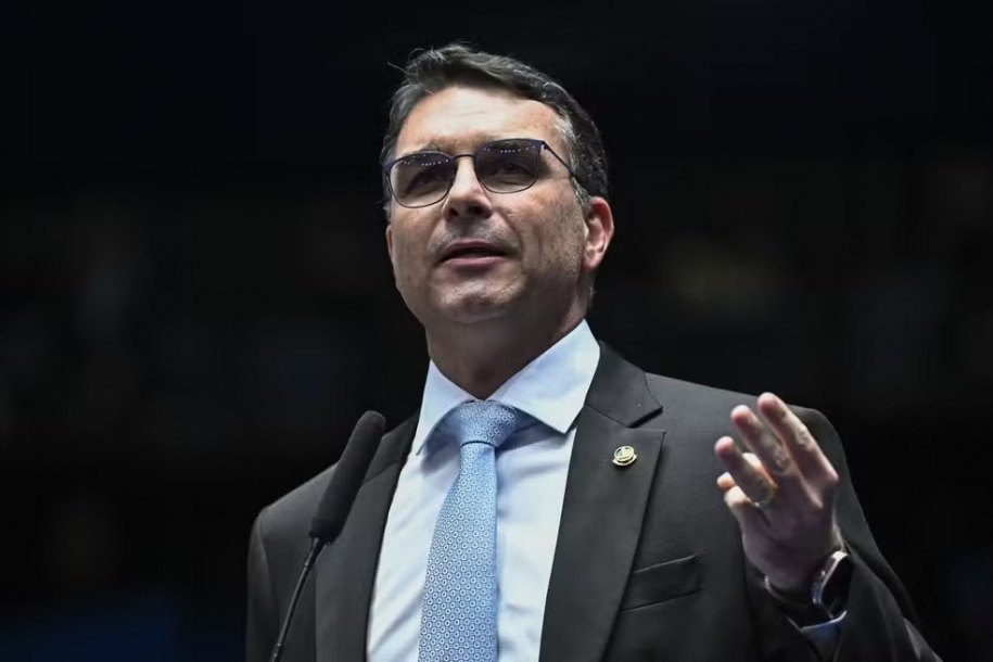 Flávio Bolsonaro afirma que governo Lula criou ou aumentou mais de 40 novos impostos