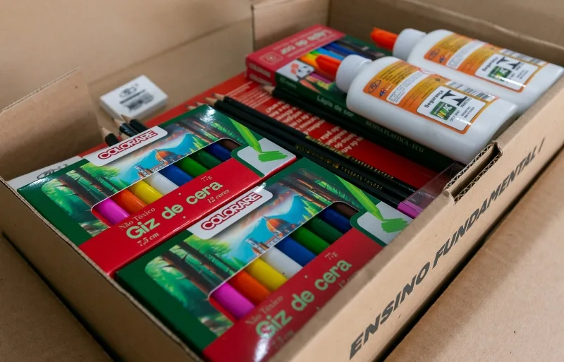 Alunos da rede municipal recebem kits escolares