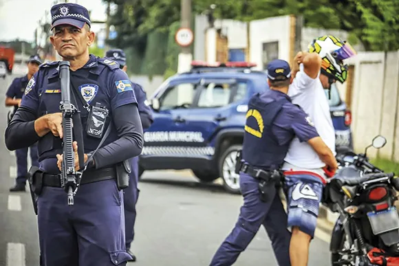 GCM de Santana de Parnaíba impede possível caso de feminicídio e prende suspeito armado