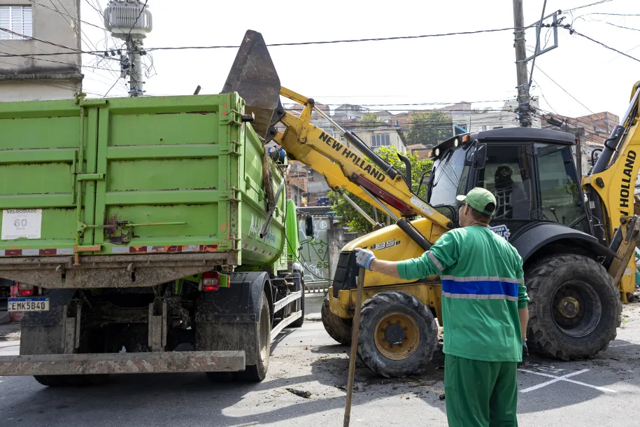 Prefeitura de Itapevi reforça Operação Verão com limpeza de córrego no Vitápolis