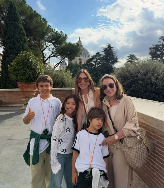 Patrícia Abravanel aparece sem aliança em viagem com mãe e filhos