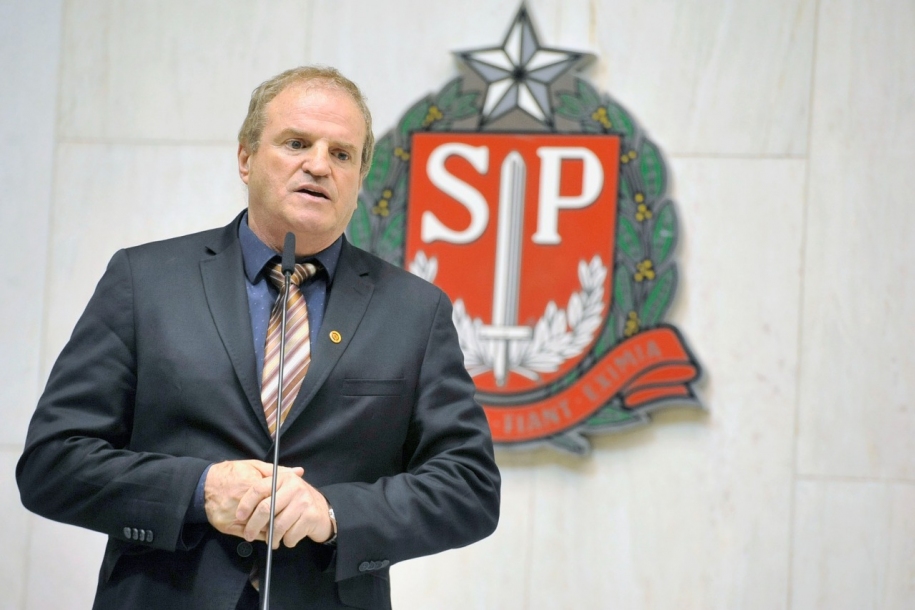 Projeto do deputado Cezar visa proteger crianças do uso do celular