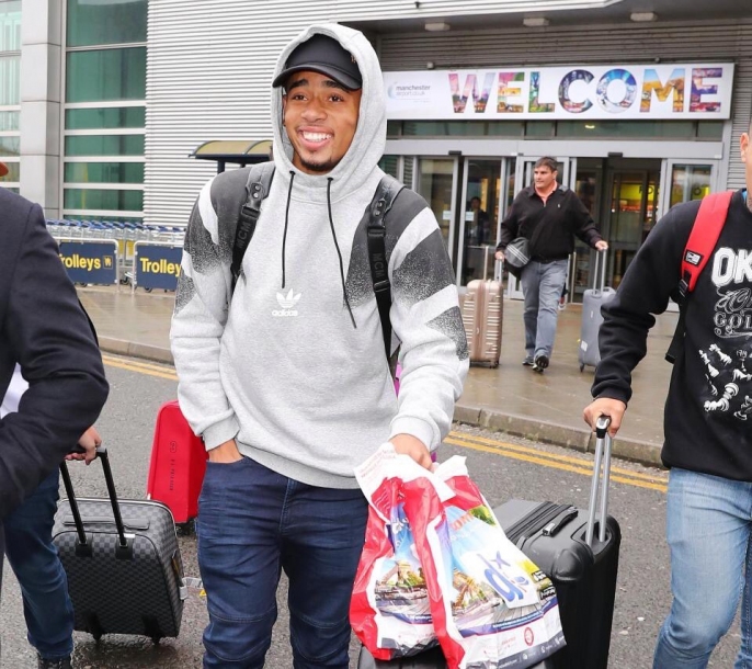 Gabriel Jesus chega a Manchester e pode estrear logo na sexta-feira 