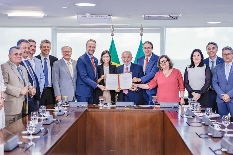 Presidente Lula sanciona lei que prevê bolsa de permanência para alunos do ensino médio