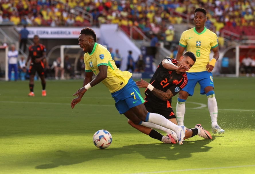 Conmebol admite erro do árbitro em pênalti não marcado em Vinicius Jr